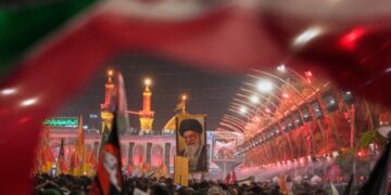 Het mysterie van de gemaskerde man bij begrafenis Ali Khamenei opgelost