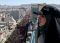 Massale menigte bij laatste halte van Khamenei’s begrafenisstoet