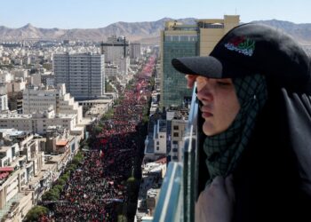 Massale menigte bij laatste halte van Khamenei’s begrafenisstoet
