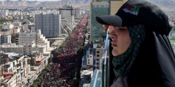Massale menigte bij laatste halte van Khamenei’s begrafenisstoet