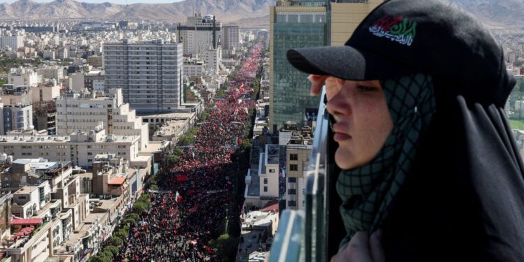 Massale menigte bij laatste halte van Khamenei’s begrafenisstoet