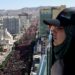 Massale menigte bij laatste halte van Khamenei’s begrafenisstoet