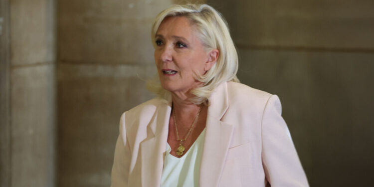 Le Pen gestraft met armband en verbod op kandidatuur voor 15 maanden