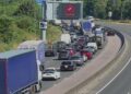 Bestuurder gearresteerd na fataal ongeval met wegenwerker bij Gatwick Airport.