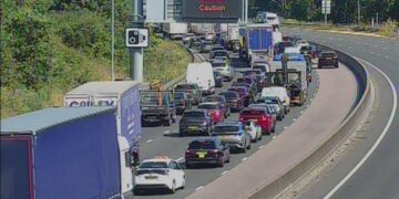 Bestuurder gearresteerd na fataal ongeval met wegenwerker bij Gatwick Airport.