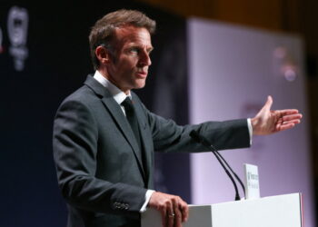 Macron belooft aanwezigheid en herbouw na brand Notre-Dame