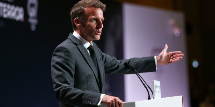 Macron belooft aanwezigheid en herbouw na brand Notre-Dame