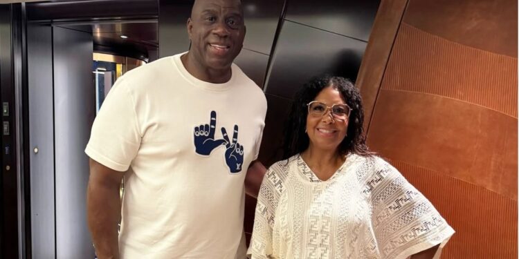 Magic Johnson keert terug naar Griekenland: het album van zijn reis naar Paxoi.