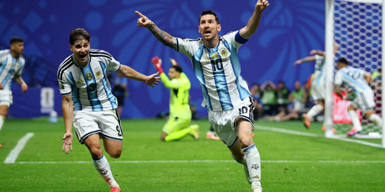 Voetbalgekte: Noorwegen-Engeland en Argentinië-Zwitserland voor plaats in halve finales. Waar kijken naar vriendelijke wedstrijden van Olympiakos, Panathinaikos en PAOK.