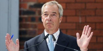 Onderzoek naar Farage wegens niet-aangegeven voordelen van cryptocurrency-zakenman