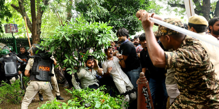Massaal protest in India: Jongeren vs politie met traangas en stokken