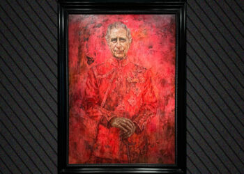 ‘Primeur: ‘Psychedelisch rode’ portret koning Charles tentoongesteld in Buckingham Palace’