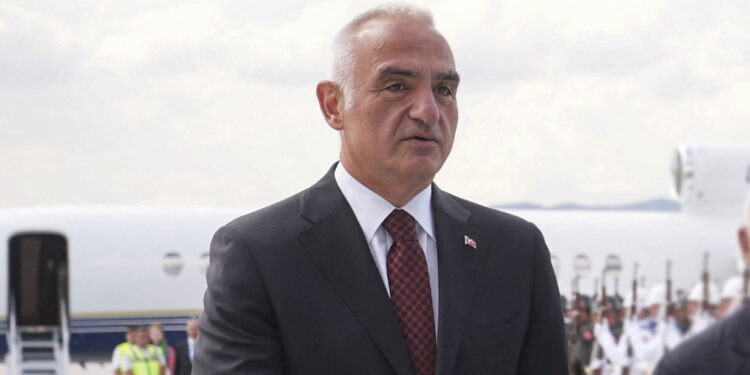 Hagia Sophia daagt Turkse minister van Cultuur uit voor heropening als moskee