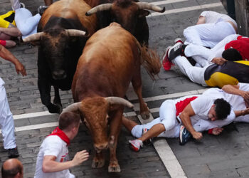 Runner geraakt door stierhoorn bij stierenrenren San Fermín in Pamplona