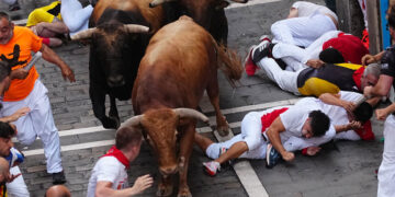 Runner geraakt door stierhoorn bij stierenrenren San Fermín in Pamplona