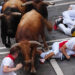 Runner geraakt door stierhoorn bij stierenrenren San Fermín in Pamplona