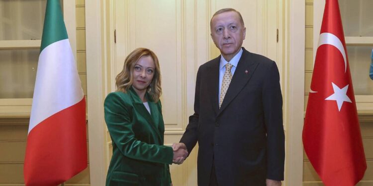 Meloni confronteert Erdogan op NAVO-top voor transatlantische bondgenootschap