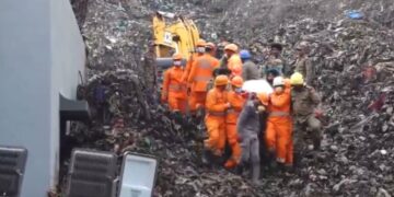 Doden door instorting afvalberg in India