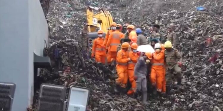 Doden door instorting afvalberg in India