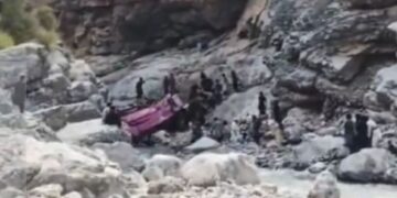 Minstens 40 doden bij tragisch busongeluk in Pakistan