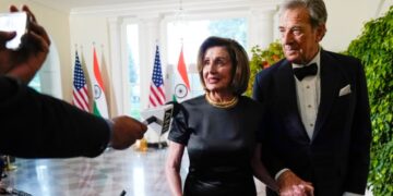 Man van Nancy Pelosi betrokken bij auto-ongeluk en vlucht