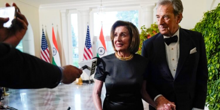Man van Nancy Pelosi betrokken bij auto-ongeluk en vlucht