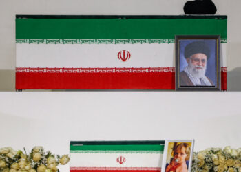 Start van pelgrimstocht naar lichaam ayatollah Ali Khamenei – “Dood aan Amerika en Israël”