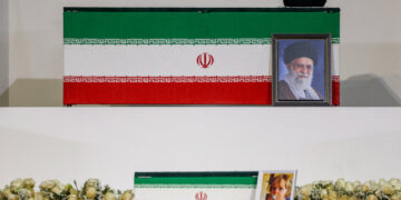 Start van pelgrimstocht naar lichaam ayatollah Ali Khamenei – “Dood aan Amerika en Israël”