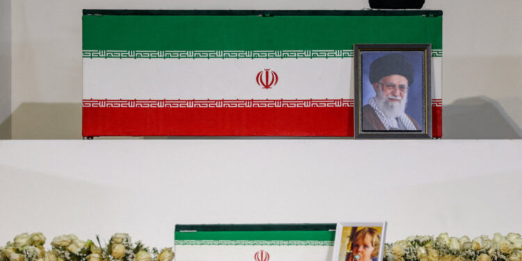 Start van pelgrimstocht naar lichaam ayatollah Ali Khamenei – “Dood aan Amerika en Israël”