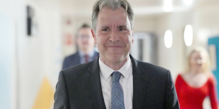 Dossier ingediend bij CPS na beschuldigingen van seksueel misdrijf tegen geschorste Labour MP.