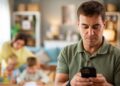 Ouders verwaarlozen gezinstijd door overmatig telefoongebruik