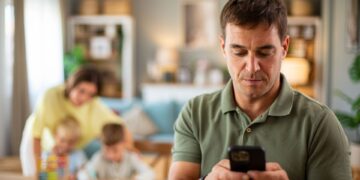 Ouders verwaarlozen gezinstijd door overmatig telefoongebruik