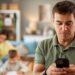 Ouders verwaarlozen gezinstijd door overmatig telefoongebruik