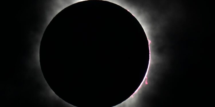 Alles wat je moet weten over de zonsverduistering in Europa na bijna 30 jaar