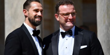 Jens Spahn veroorzaakt ophef in Duitsland met kind via draagmoeder