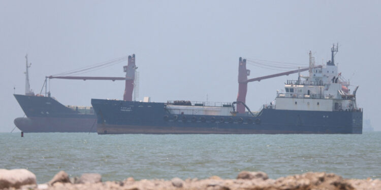 Raket treft tanker in Oman – Straat van Hormuz bijna geblokkeerd na escalatie VS en Iran