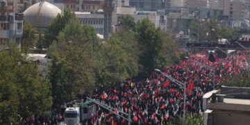 Angstige start doodskistenprocessie Khamenei in Teheran