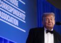 “Vertrekken betekent failliet gaan” – Trump tijdens Correspondents’ Dinner