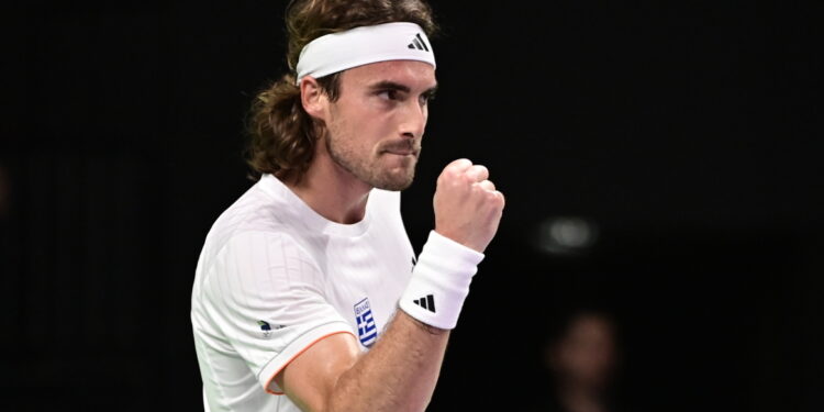 Stefanos Tsitsipas wint 13e titel na overwinning op Kolonja