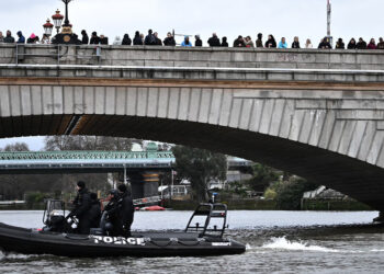 Politiewaterscooter stort neer op Westminster Bridge: vijf agenten gewond