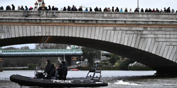 Politiewaterscooter stort neer op Westminster Bridge: vijf agenten gewond