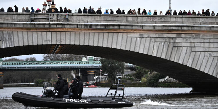 Politiewaterscooter stort neer op Westminster Bridge: vijf agenten gewond