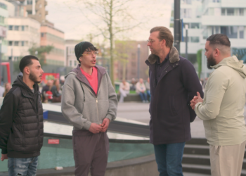 Nationale zondebok: Rutger Castricum in gesprek met buitenlanders