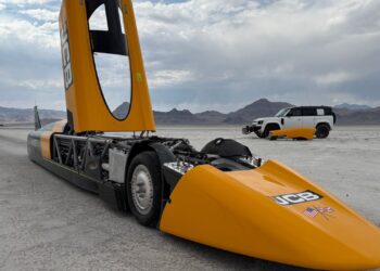 Britse coureur breekt geluidsbarrière in auto en zet nieuw record neer.