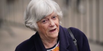 Politie heropent onderzoek naar poging tot inbraak in Widdecombe-zaak.