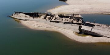 Nazi-oorlogsschepen opgedoken uit de Donau bij extreem lage waterstanden