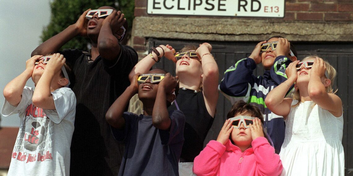 De zonsverduistering van 1999: beelden en waarom u nieuwe bril nodig heeft.