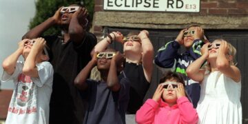 De zonsverduistering van 1999: beelden en waarom u nieuwe bril nodig heeft.