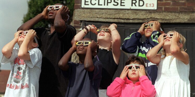 De zonsverduistering van 1999: beelden en waarom u nieuwe bril nodig heeft.
