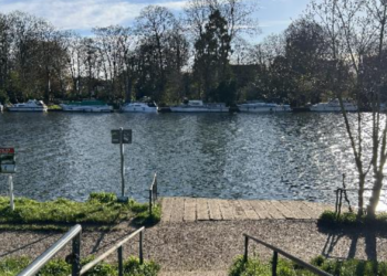 Vermijd London’s Thames zwemplek vanwege giftige algen.